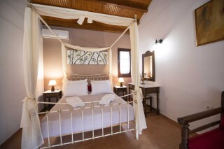 honeymoon suite hovolo bedroom