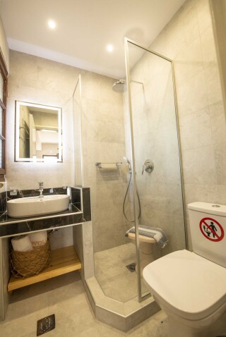 standard maisonette hovolo apartments bathroom